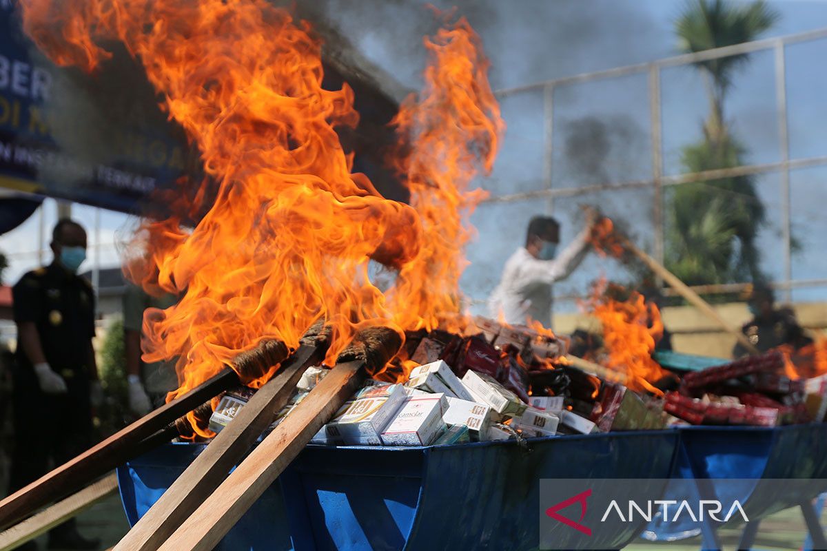 FOTO - Pemusnahan rokok impor ilegal di Aceh