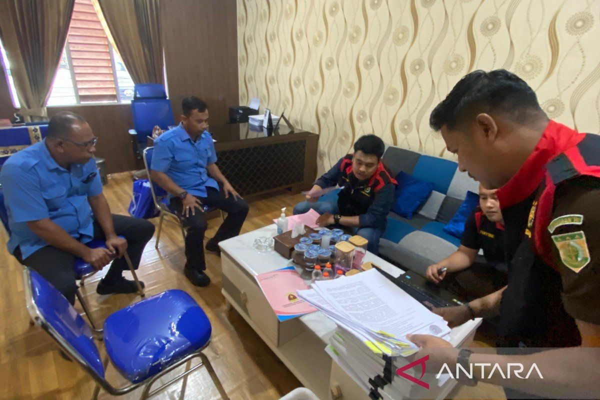 Kejaksaan geledah kantor PUDAM Tirta Bina Labuhanbatu, ini alat bukti yang disita