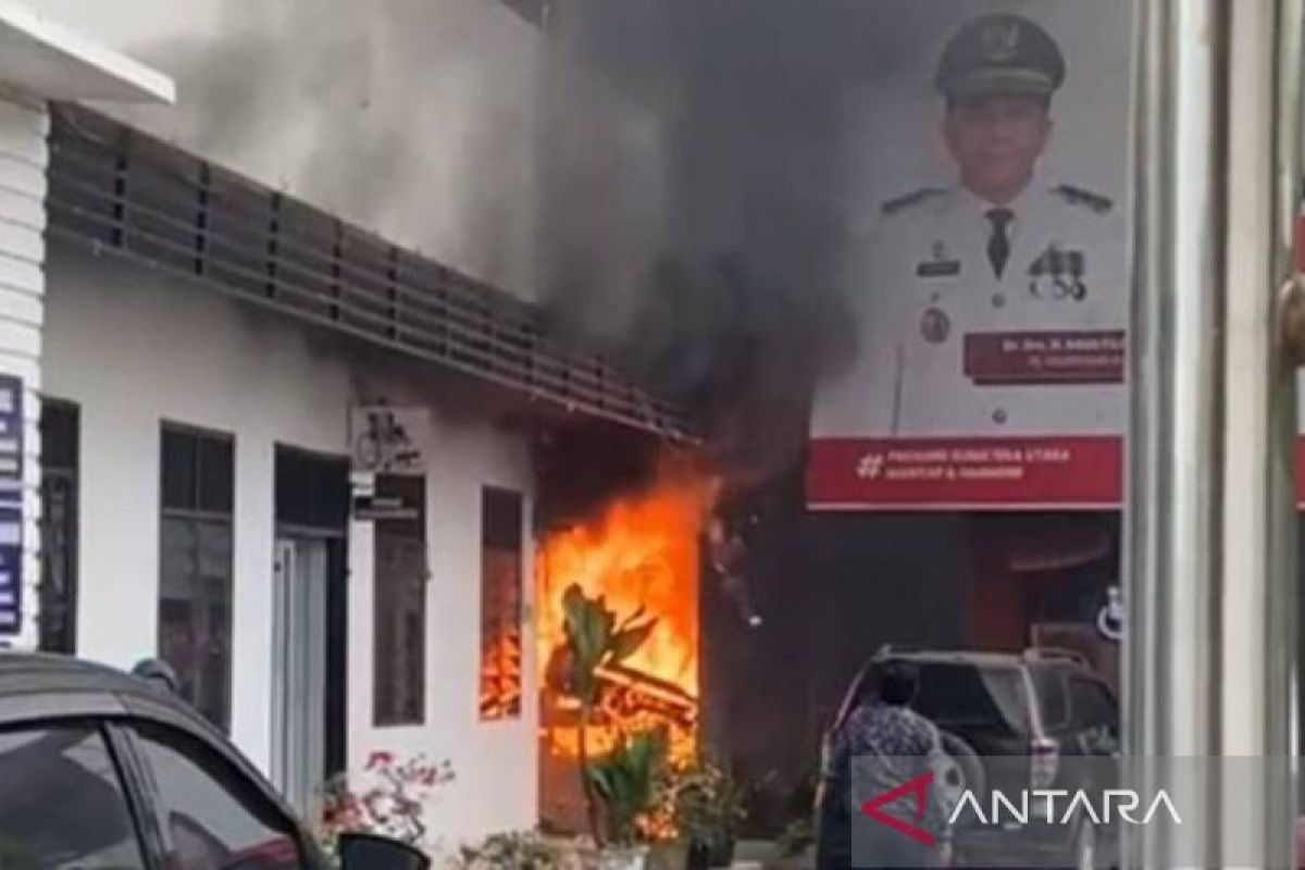 Kantor Dinas Sosial Sumut terbakar