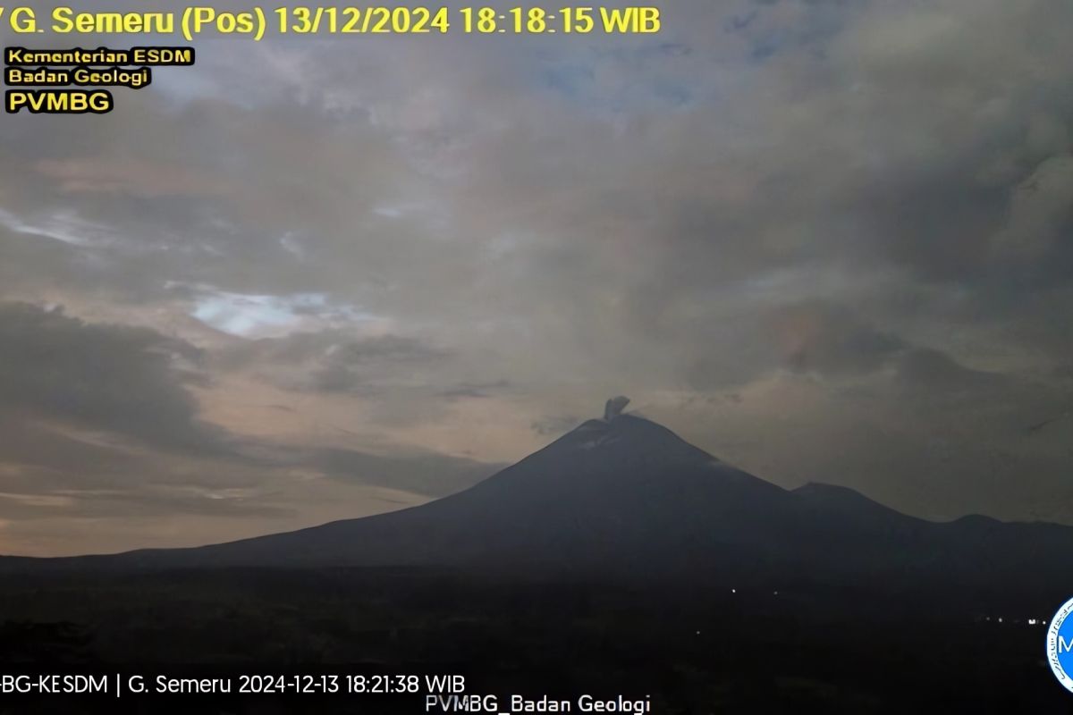 Semeru erupsi kembali dengan tinggi letusan 800 meter