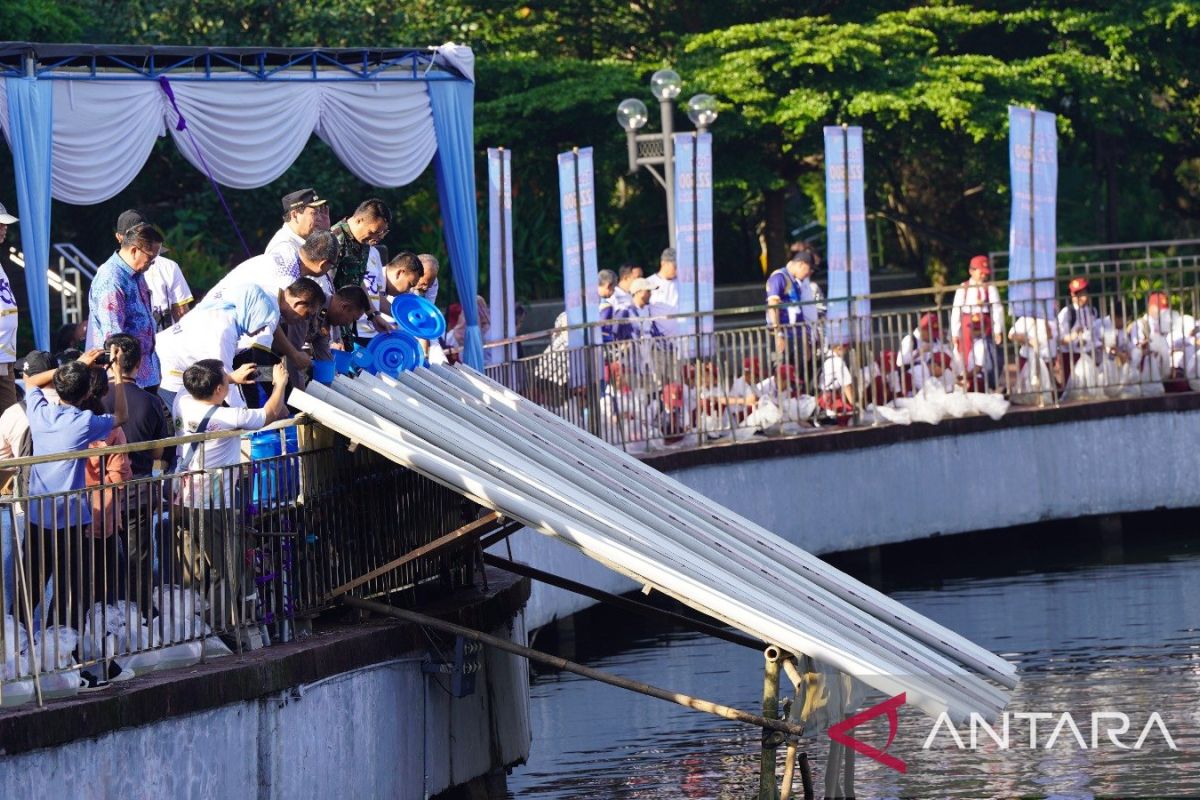 Pj Bupati Bogor tebar ribuan benih ikan jaga ketersediaan sumber pangan