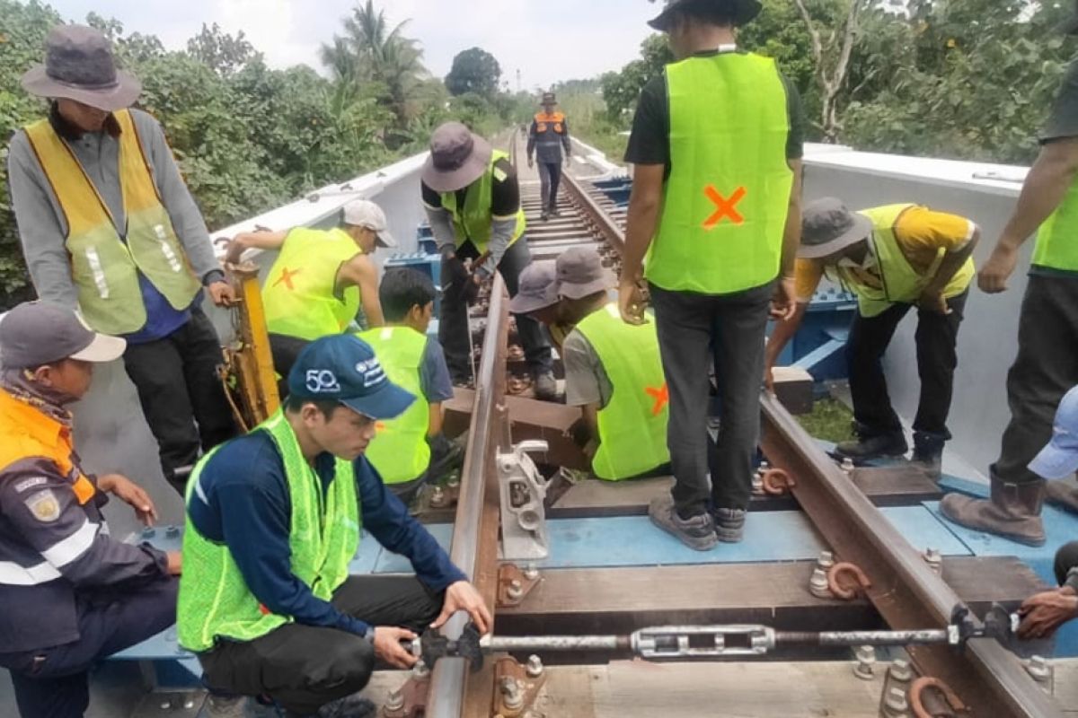 KAI Palembang ganti bantalan kayu rel ke bahan sintetis jelang Natal dan Tahun Baru