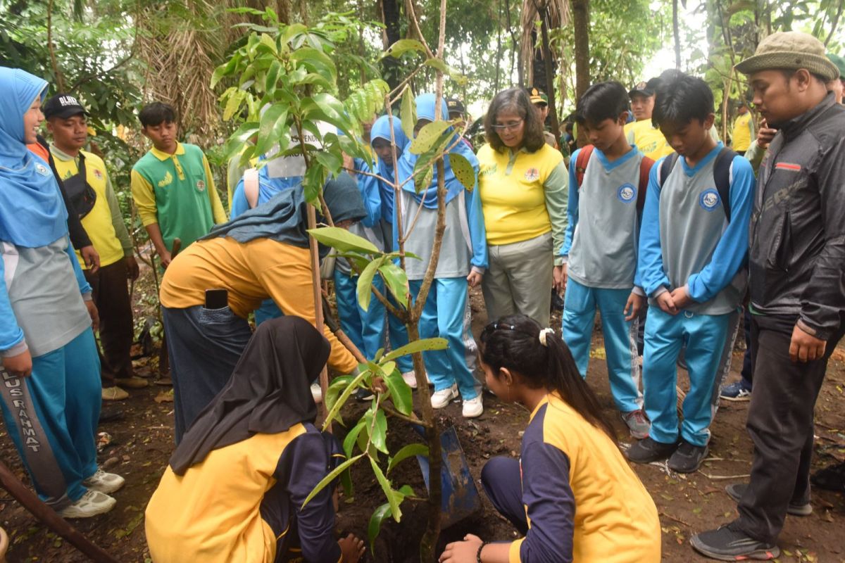 Pemkot Kediri libatkan pelajar tanam pohon guna tekan perubahan iklim