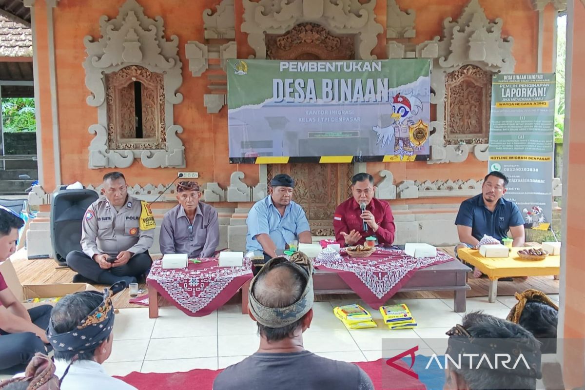 Imigrasi Denpasar serahkan benih padi unggul di Tabanan