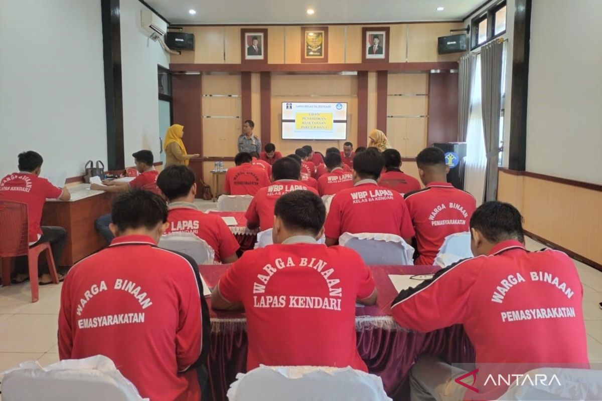 Lapas Kendari fasilitasi warga binaan ujian paket C dan B