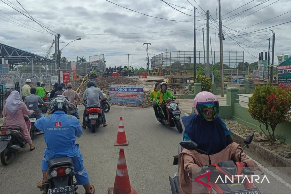 Proyek Jalan di Sungai Pakning dinilai molor, warga pertanyakan progresnya