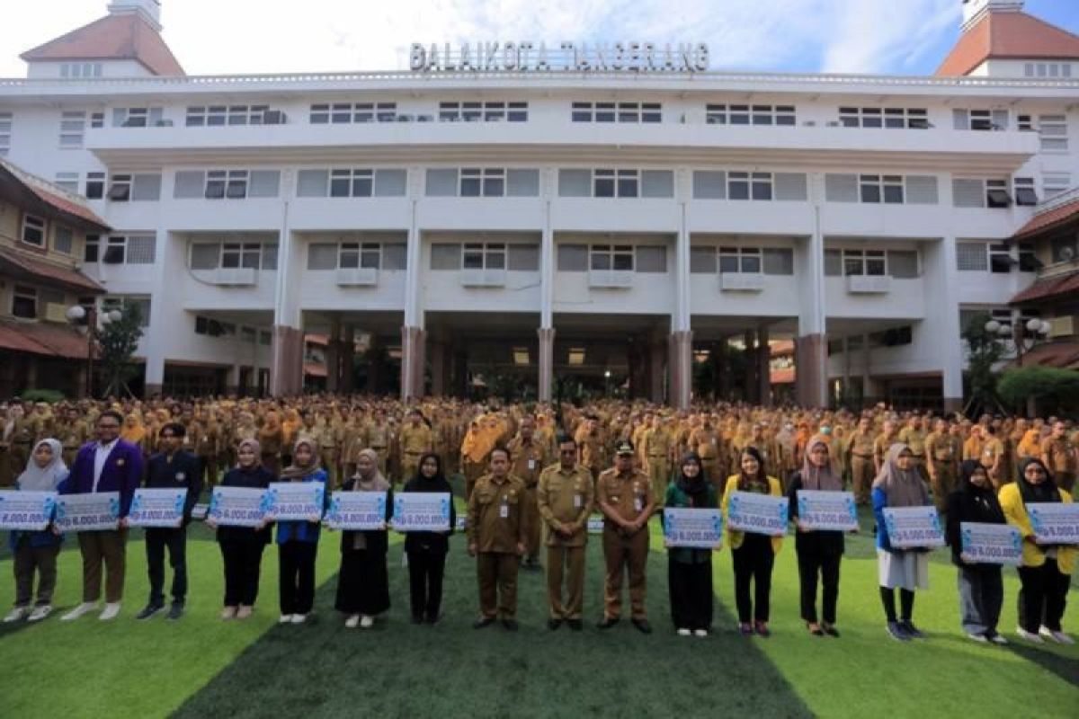 Pemkot Tangerang telah salurkan bansos pendidikan untuk 380 mahasiswa