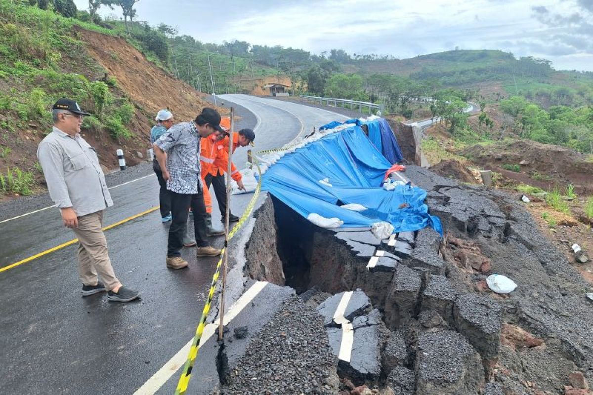 BPBD Jatim respons cepat jalan ambles di JLS Malang