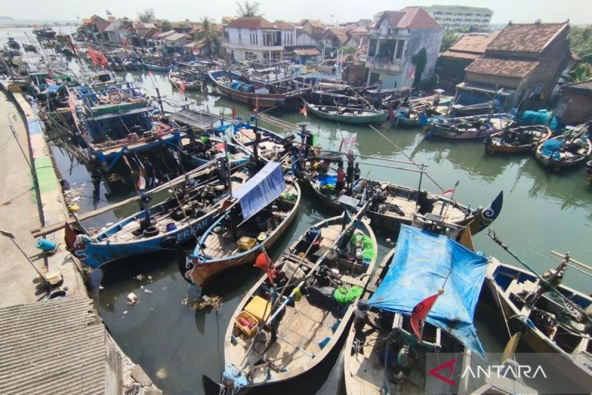 Nelayan Jepara diminta gunakan jaket pelampung  untuk keselamatan