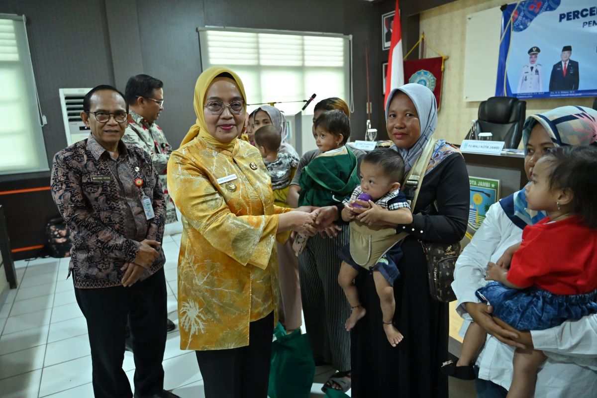 Pj Wali Kota Jambi salurkan program pemberian makanan tambahan turunkan stunting