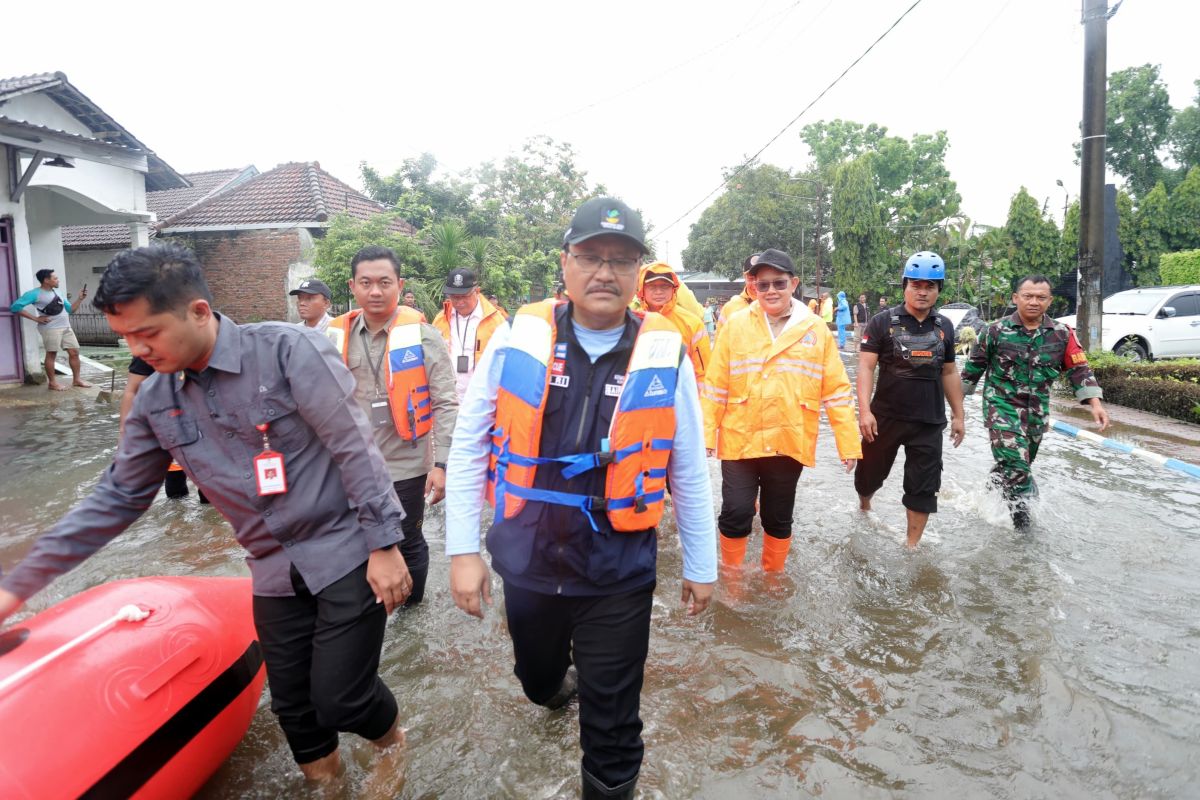 Mensos tinjau banjir Jombang pastikan pengungsi terima pelayanan baik