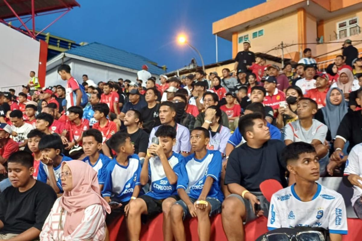 Manajemen Malut United FC berbagi kebahagiaan di Stadion Gelora Kie Raha