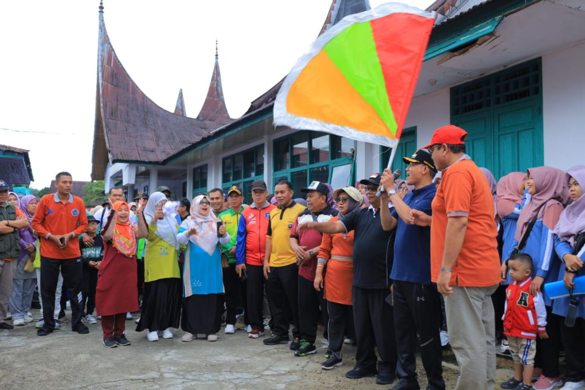 Jalan sehat meriahkan HAB Kemenag di Pasaman