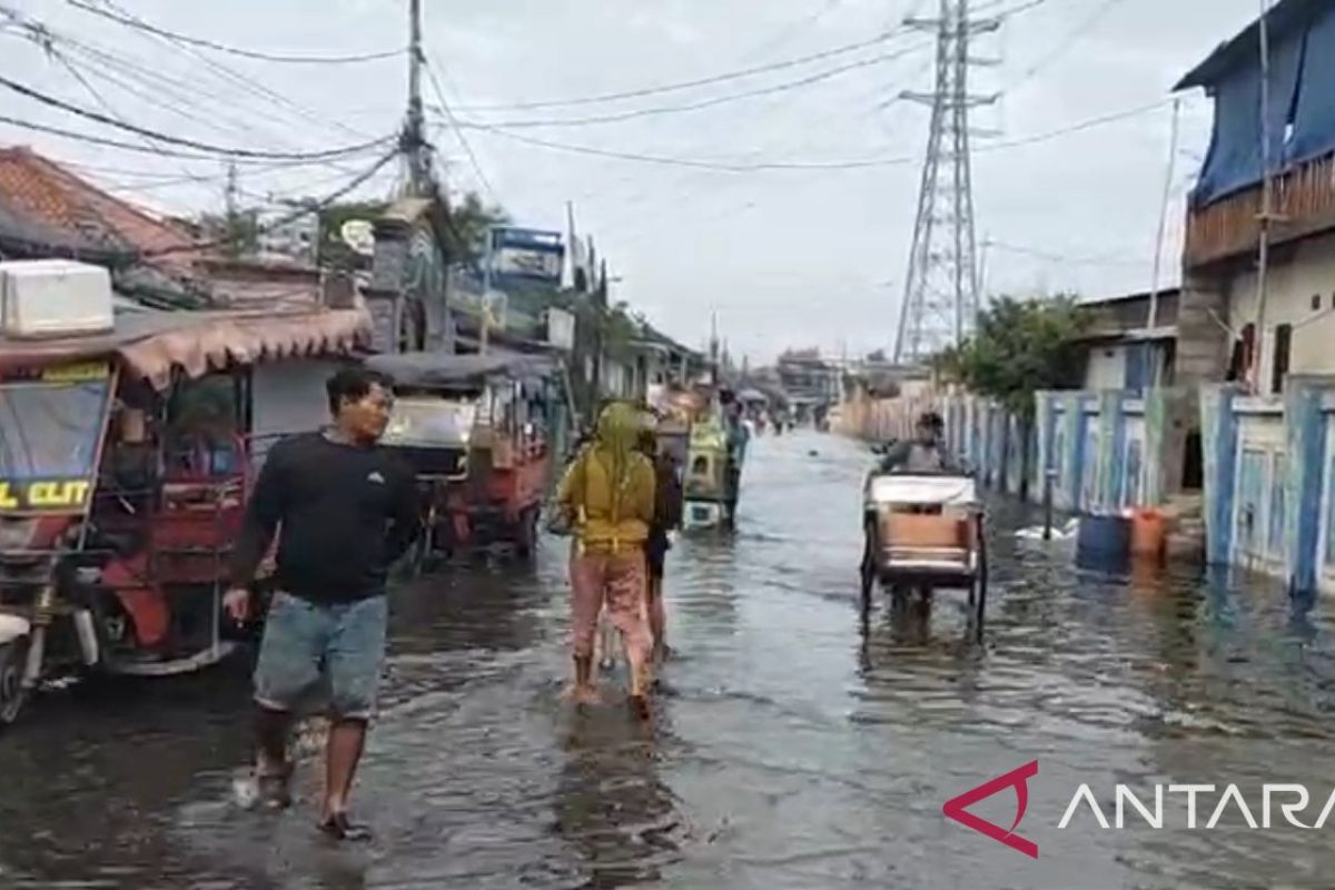 Warga: Ketinggian banjir rob lebih tinggi dibanding kemarin