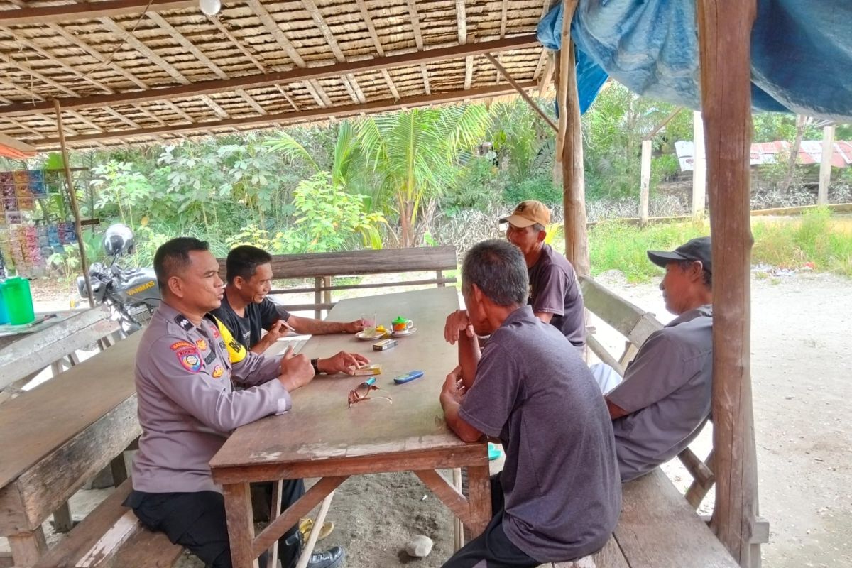 Bhabinkamtibmas Polsek Keritang sambangi warga jaga persatuan setelah pilkada