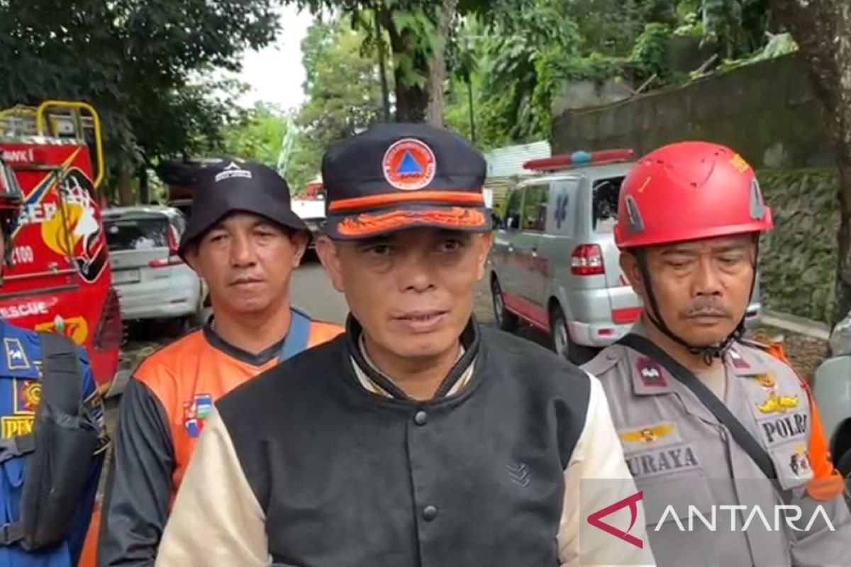 Tim gabungan berhasil evakuasi balita hanyut di Sungai Ciliwung Bogor pada Sabtu