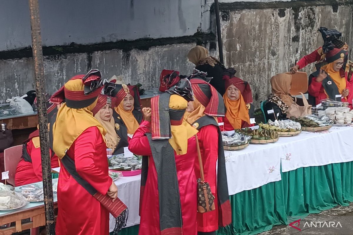 Balai Bahasa Sumbar susun kamus kuliner Minangkabau