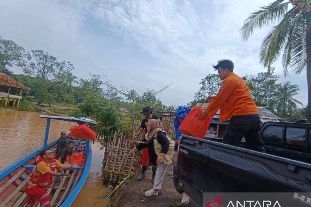 Petugas gabungan gunakan perahu salurkan bantuan ke lokasi terisolasi di Sukabumi