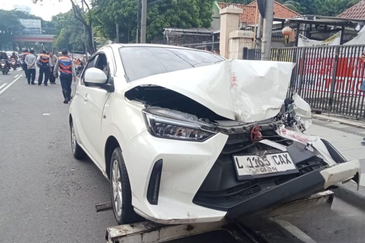 Mobil tabrak Suroboyo Bus, dua orang dievakuasi ke rumah sakit