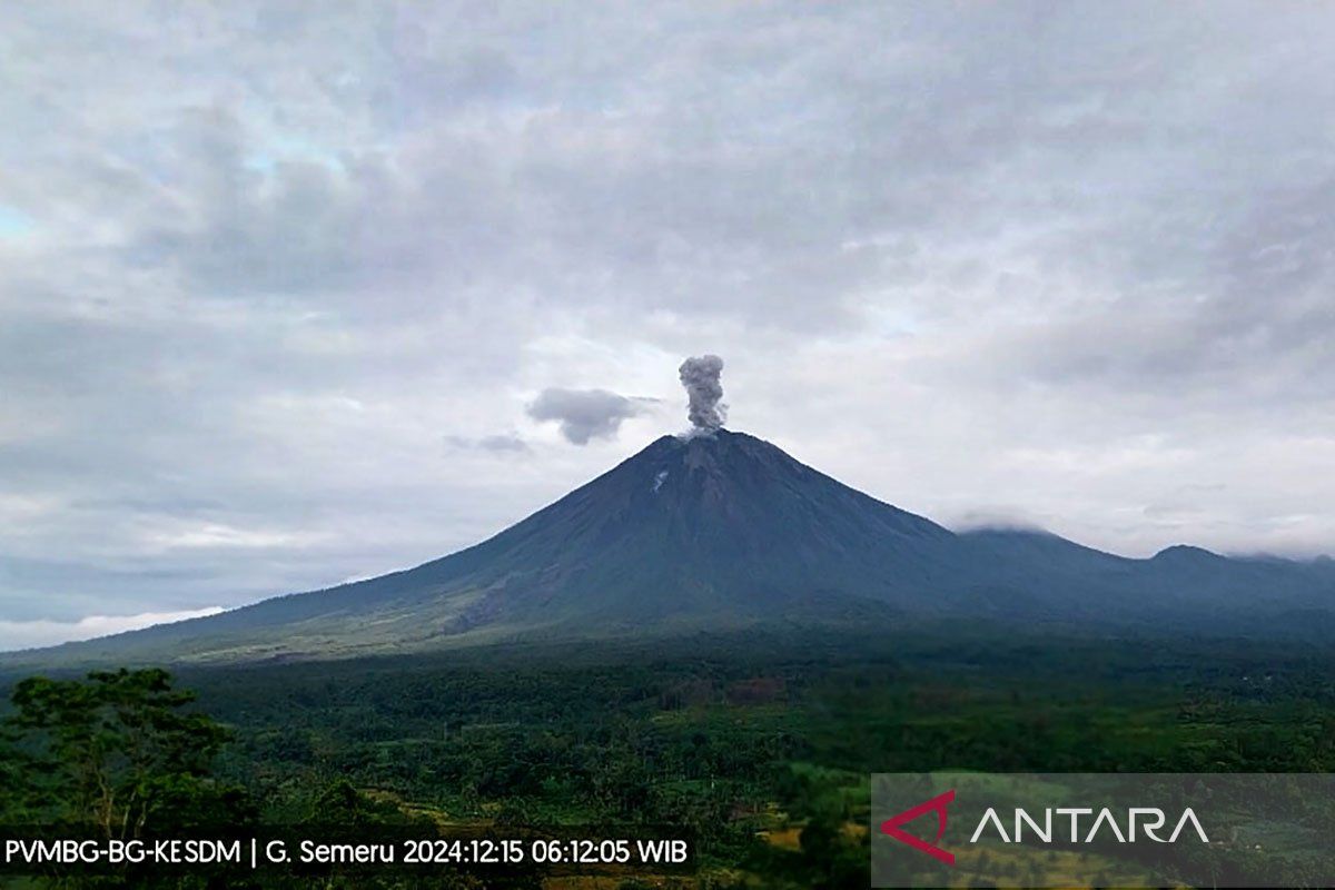 Letusan hingga 1 km sertai erupsi Gunung Semeru