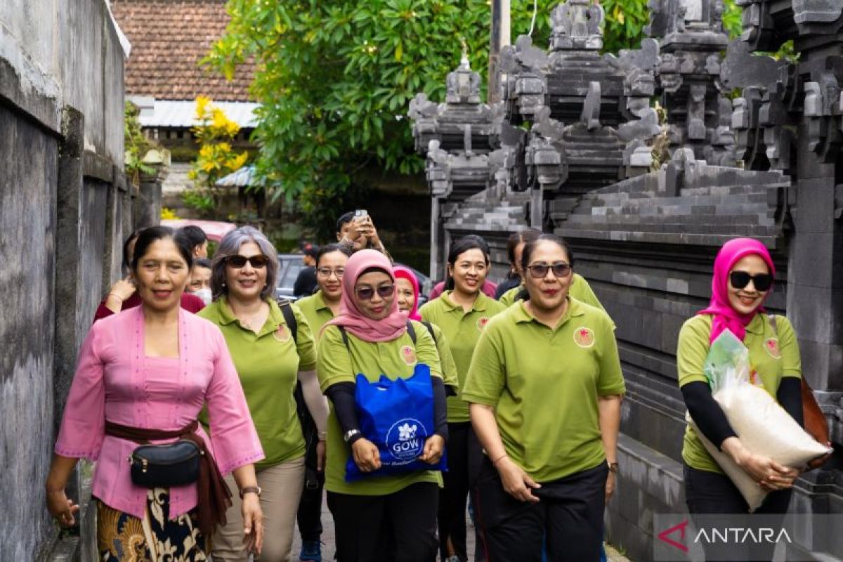 Gabungan Organisasi Wanita Badung bantu paket sembako untuk disabilitas