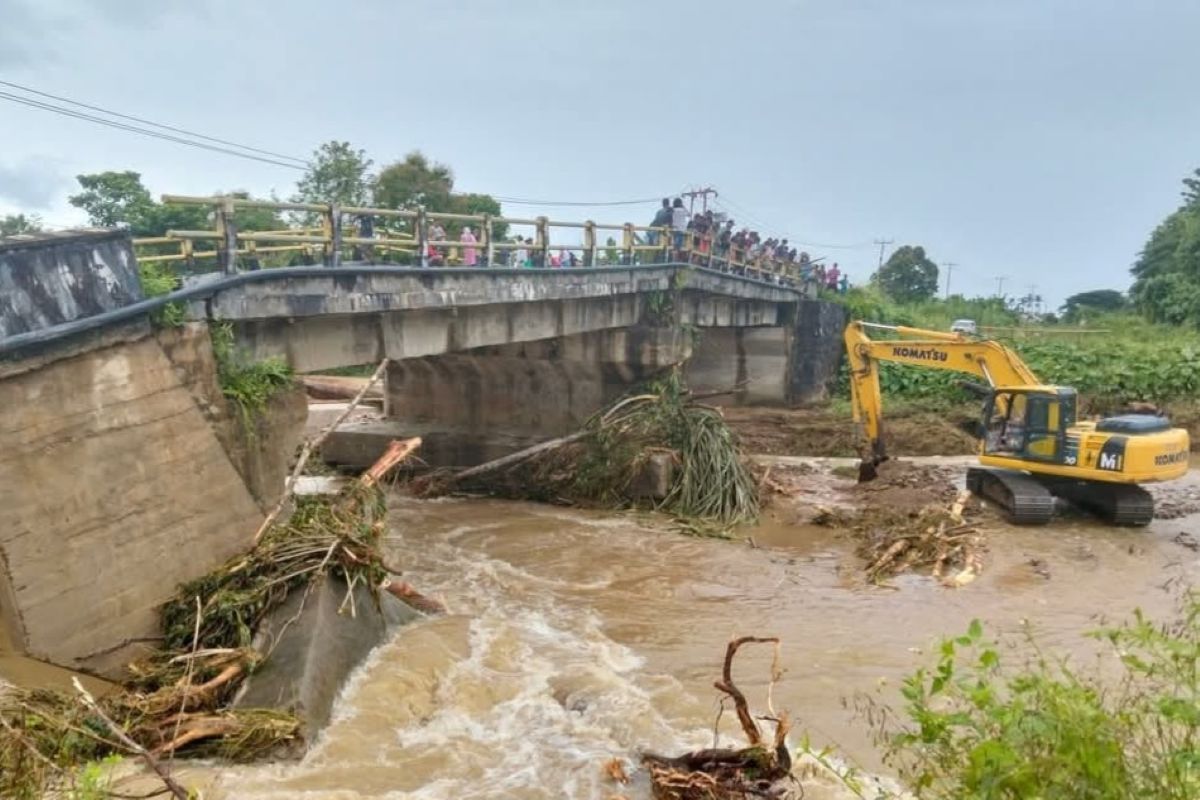 Pemkab Teluk Wondama berhasil buat jalan darurat ke Distrik Teluk Duairi