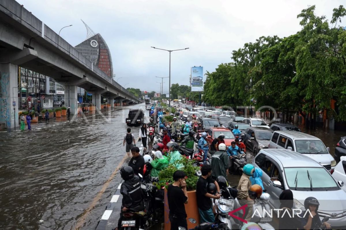 Prof Zudan pantau banjir dari Rujab Gubernur Sulsel