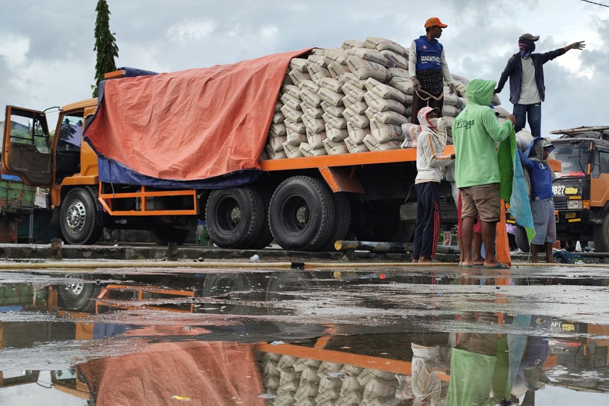 Aktivitas bongkar muat di Pelabuhan Paotere saat musim hujan