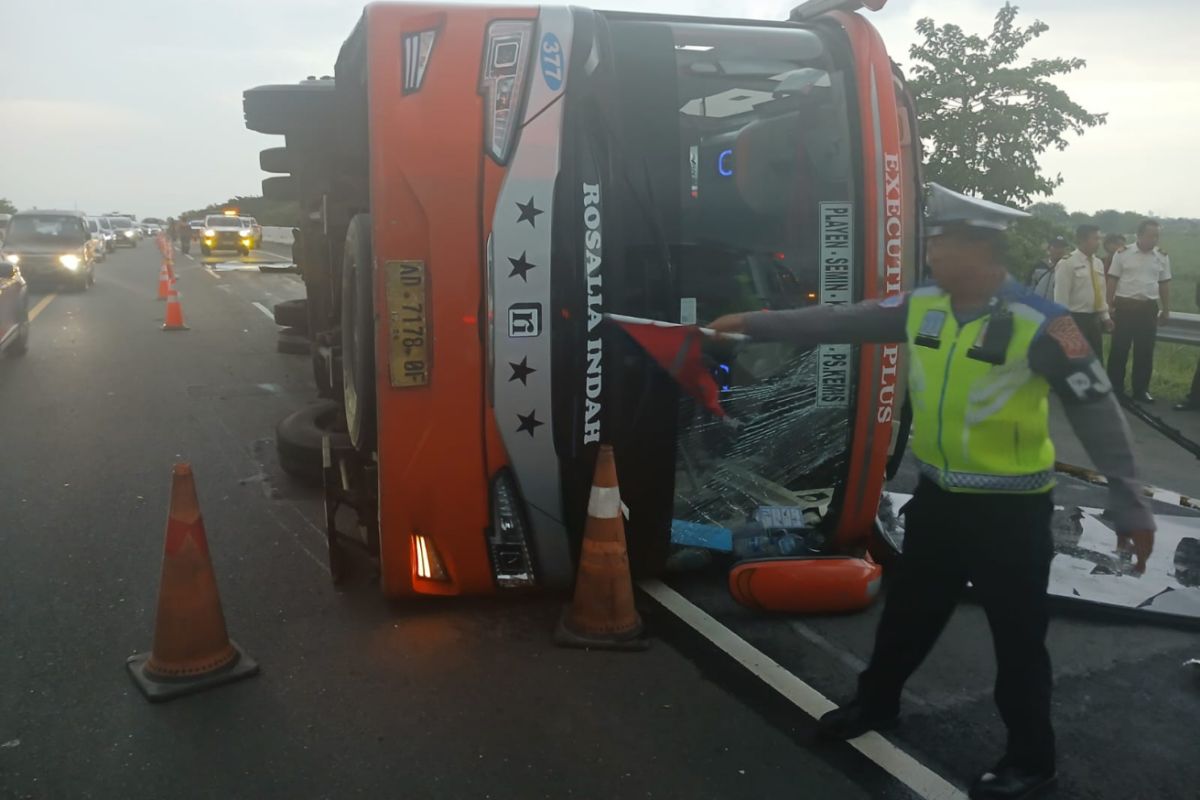 Bus terguling di Tol Kanci Cirebon, polisi tak temukan jejak pengereman