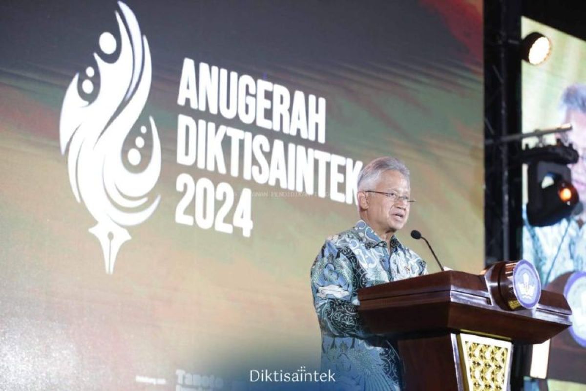 Kemdiktisaintek Berikan Anugerah Diktisaintek 2024 kepada Pemangku Kepentingan Pendidikan Tinggi