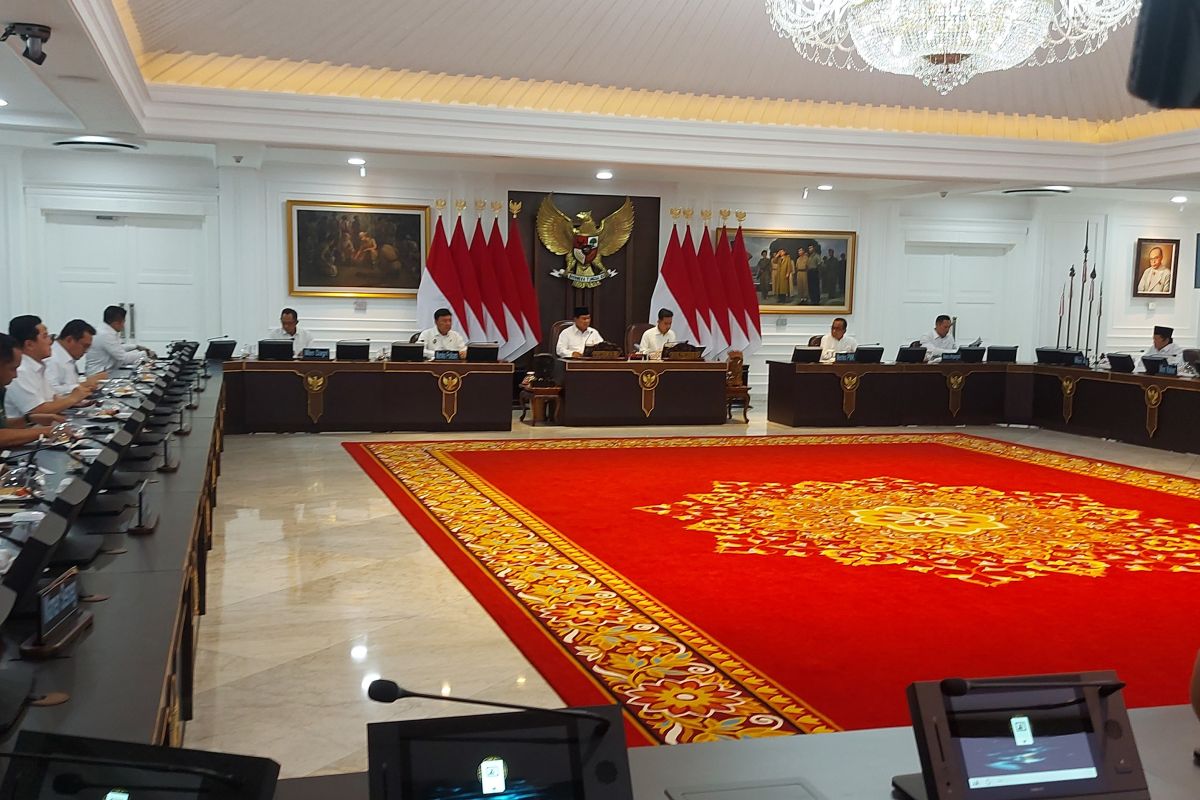 Presiden Prabowo pimpin rapat persiapan Natal dan Tahun Baru