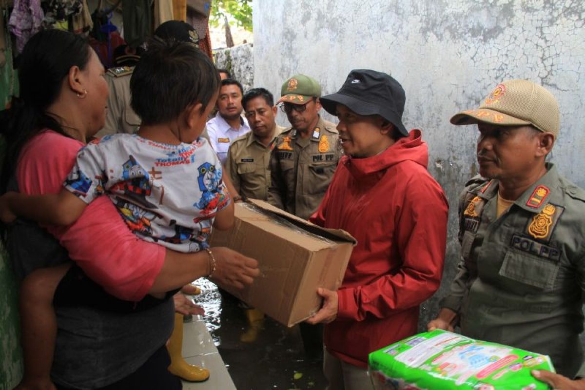 Pemkab Pulau Seribu salurkan bantuan untuk korban banjir rob