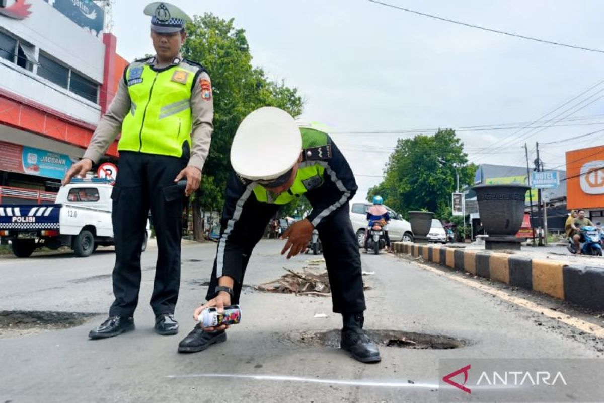 Polisi beri tanda jalan berlubang di sepanjang jalur pantura Situbondo