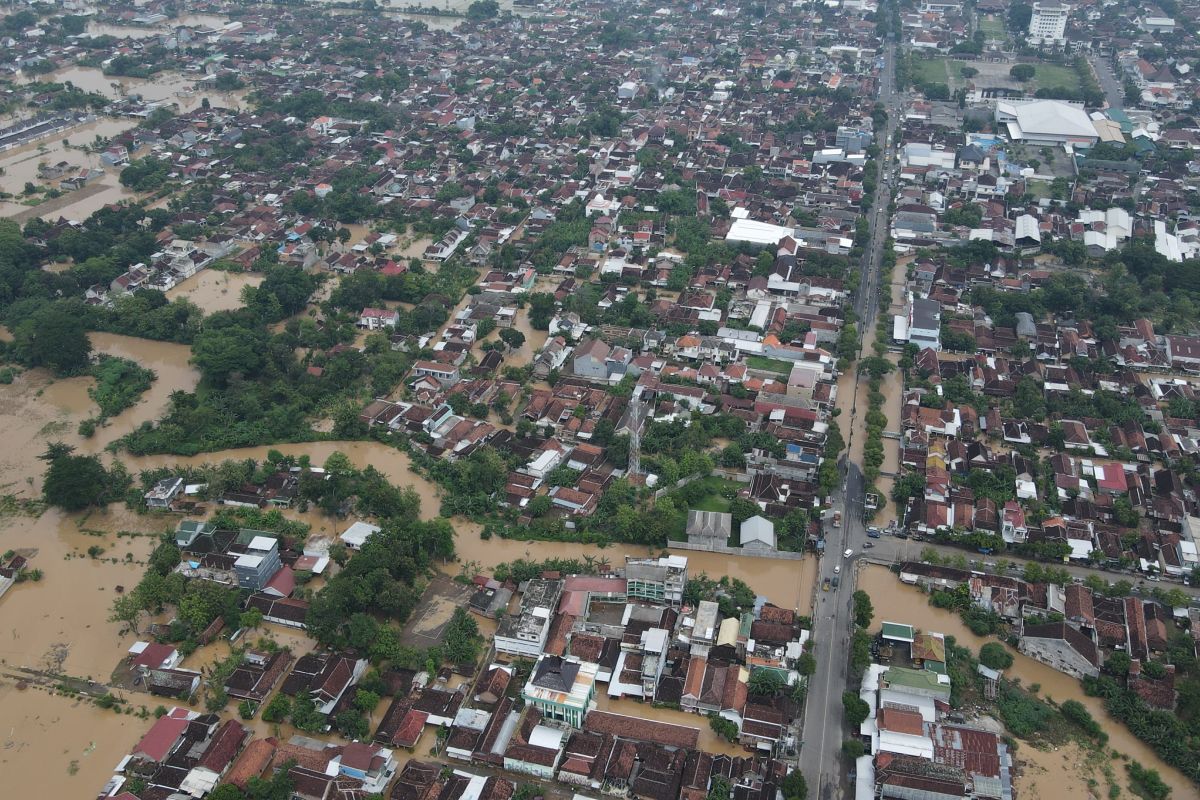 Dua warga Ponorogo tewas akibat terseret arus banjir