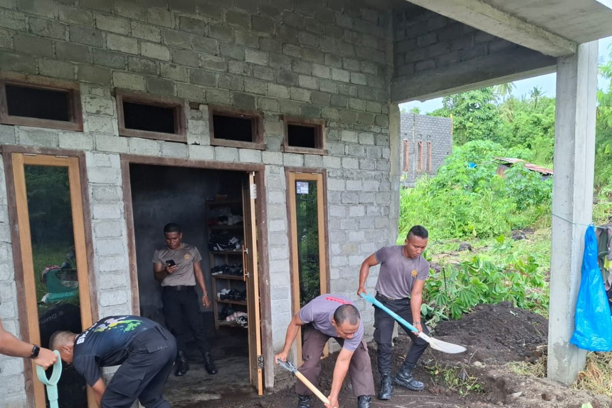 Polda Malut bersihkan rumah warga terdampak banjir di Ternate