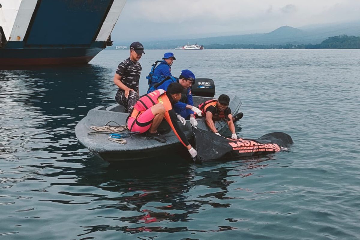 Tim SAR gabungan evakuasi jenazah pemancing di perairan Lotim