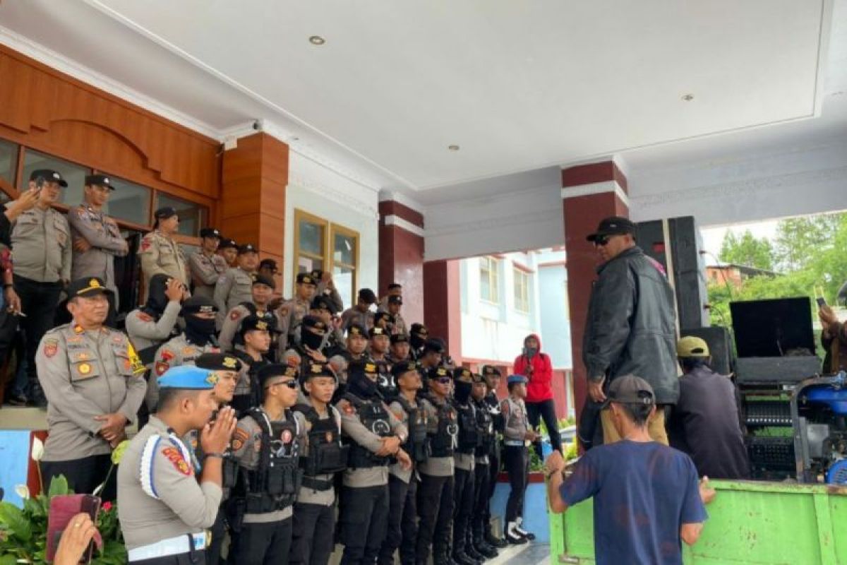 Polres Mamasa mengerahkan 150 personel kawal unjuk rasa guru