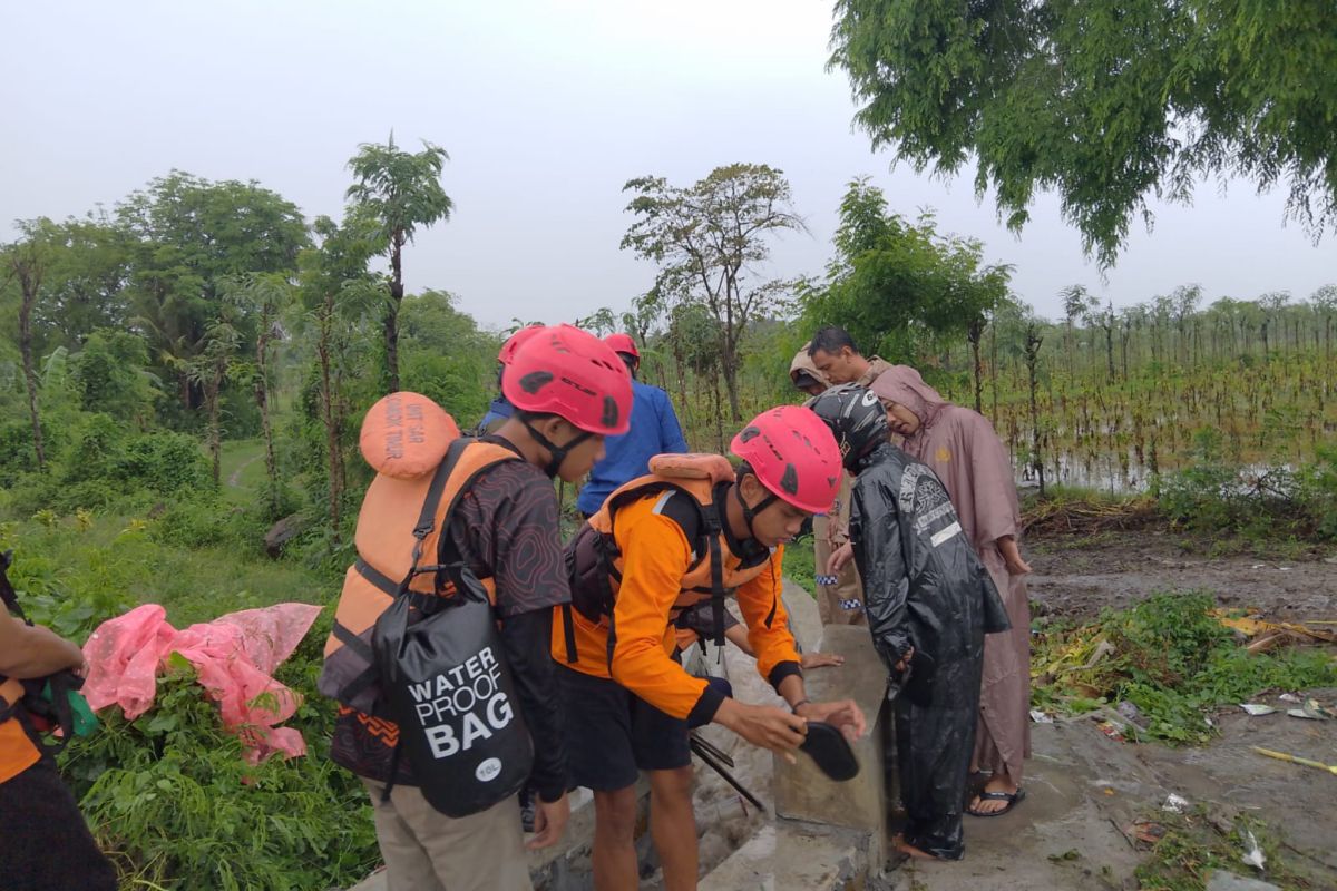 Seorang siswa SD hilang terseret arus air irigasi di Lomtim