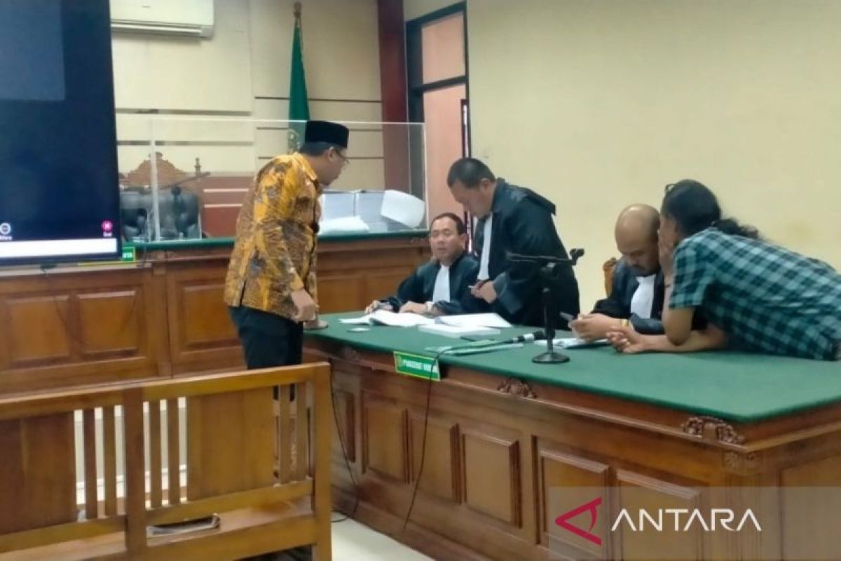 Gus Muhdlor bacakan pledoi dalam sidang perkara pemotongan insentif pegawai