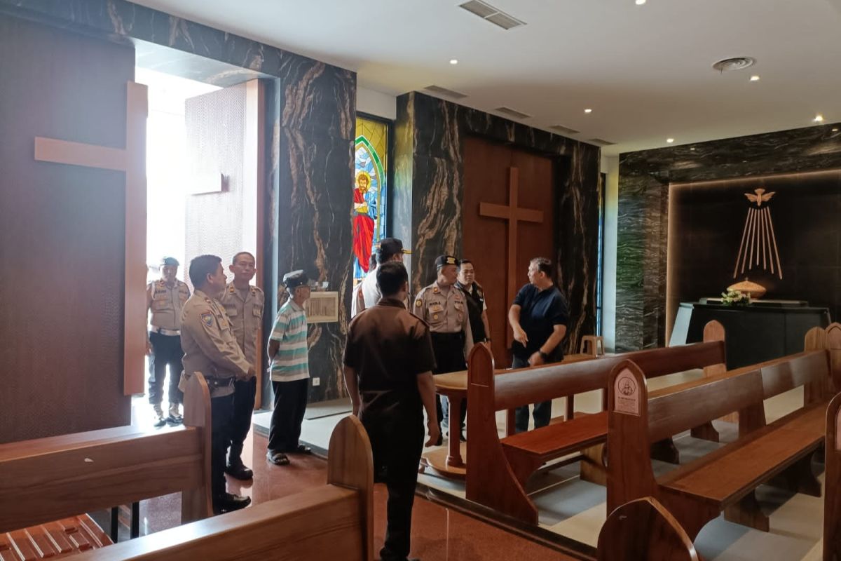 Polisi cek keamanan gereja di Jakarta