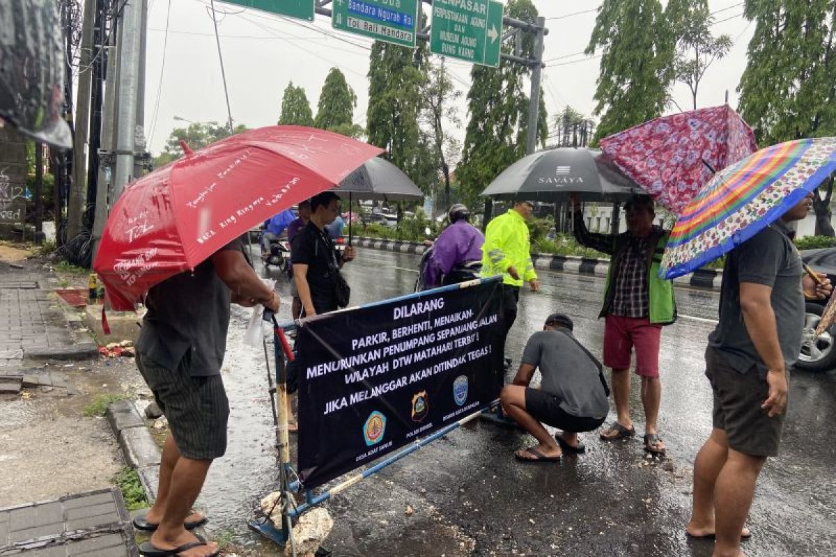 Desa adat larang parkir liar di jalan menuju Pelabuhan Sanur