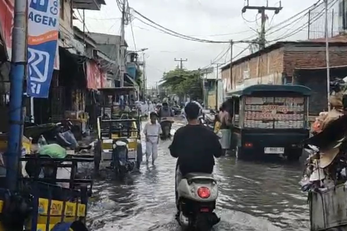 Sejumlah lokasi di Jakarta Utara terendam banjir rob pada Senin pagi