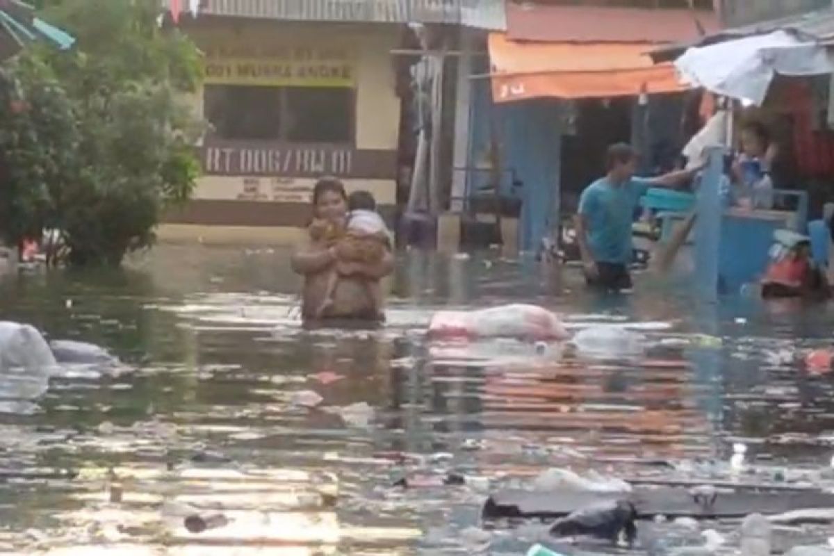 Pemkot Jakarta Utara terus berupaya mempercepat banjir rob surut