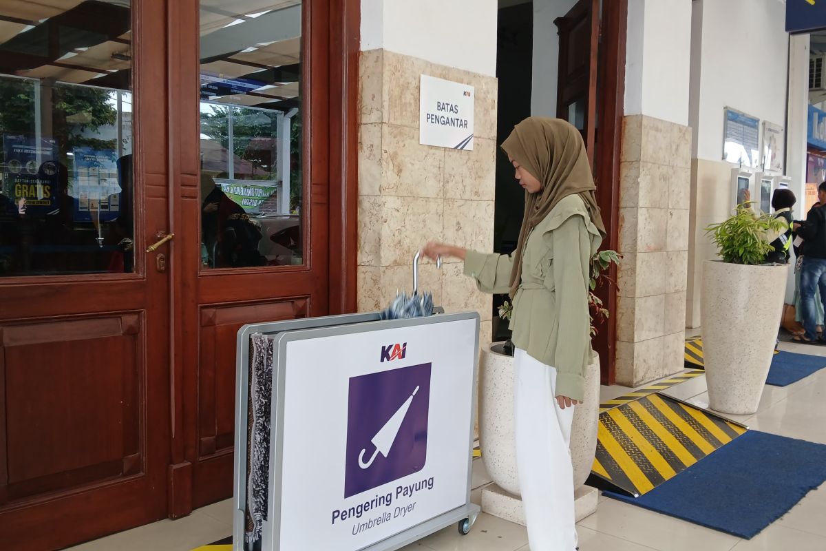 KAI Jember sediakan pengering payung di stasiun saat musim hujan