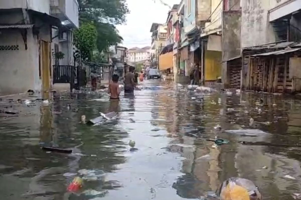 Jakut distribusikan makanan warga terdampak banjir rob