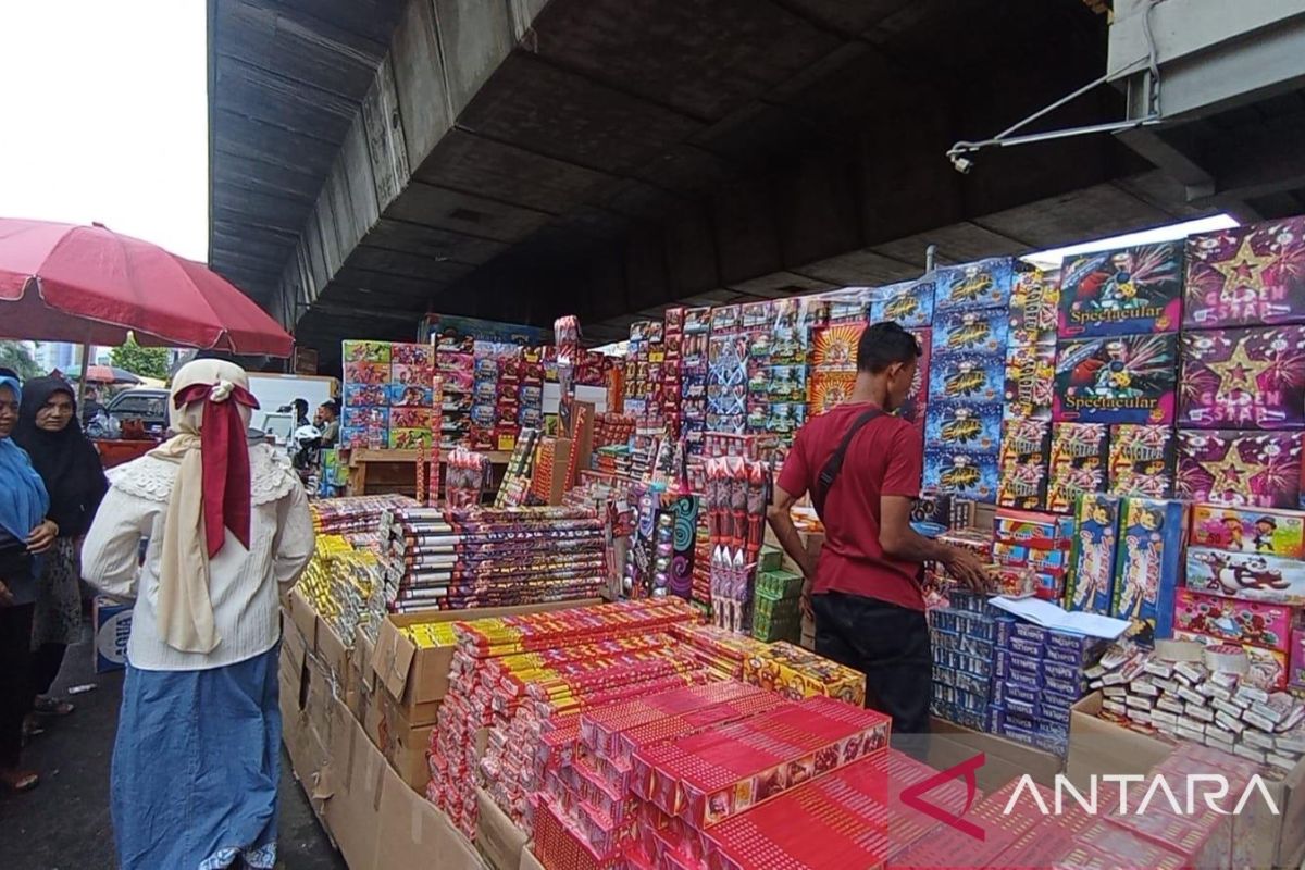 Pasar Asemka dipadati penjual pernak-pernik tahun baru