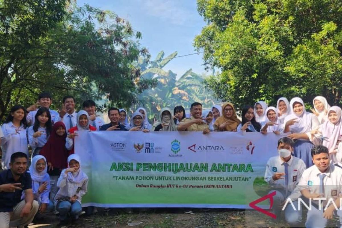 ANTARA Biro Kalbar aksi penghijauan di SMAN 10 Pontianak