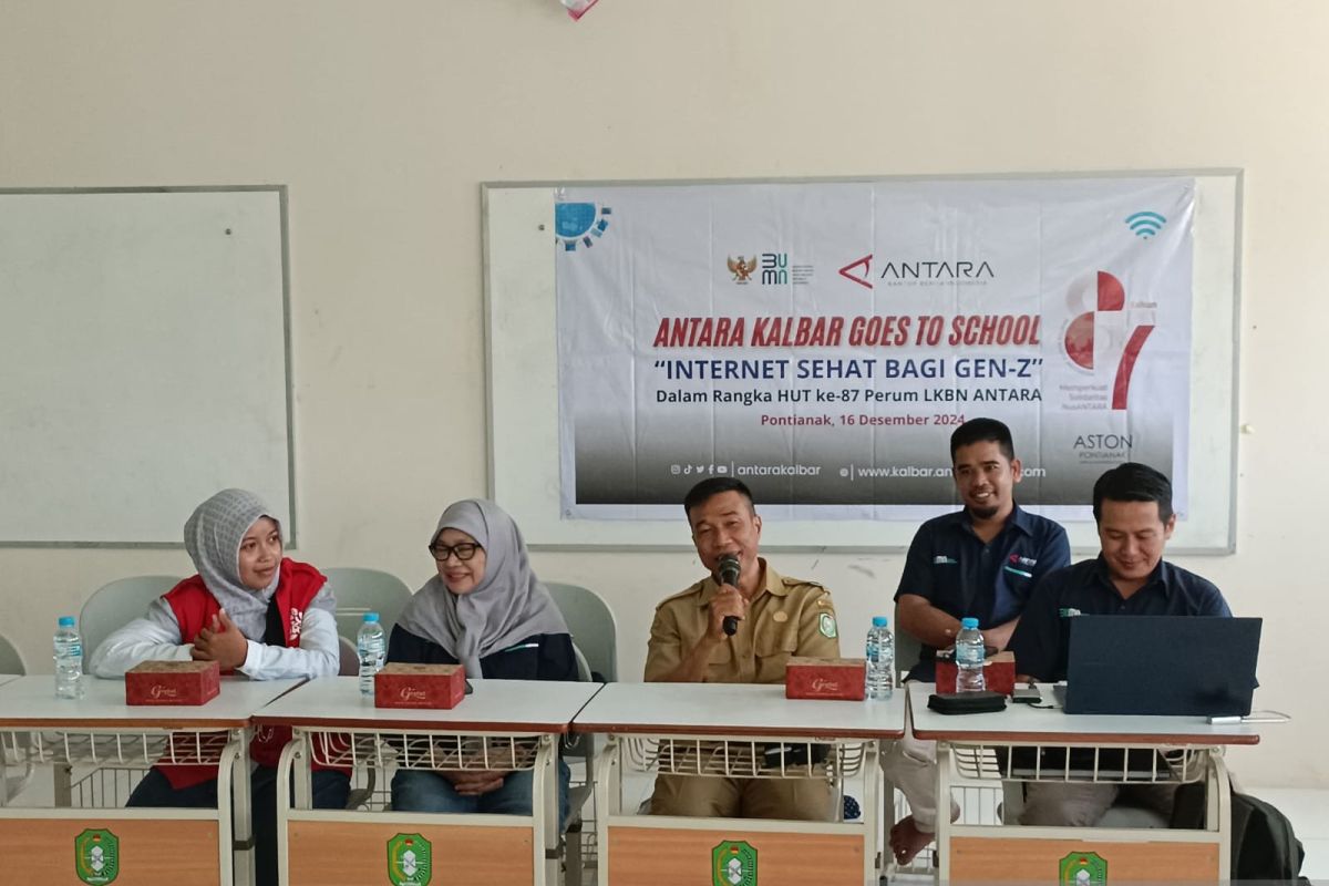 Kantor Berita ANTARA edukasi pelajar SMAN 10 Pontianak tentang internet sehat