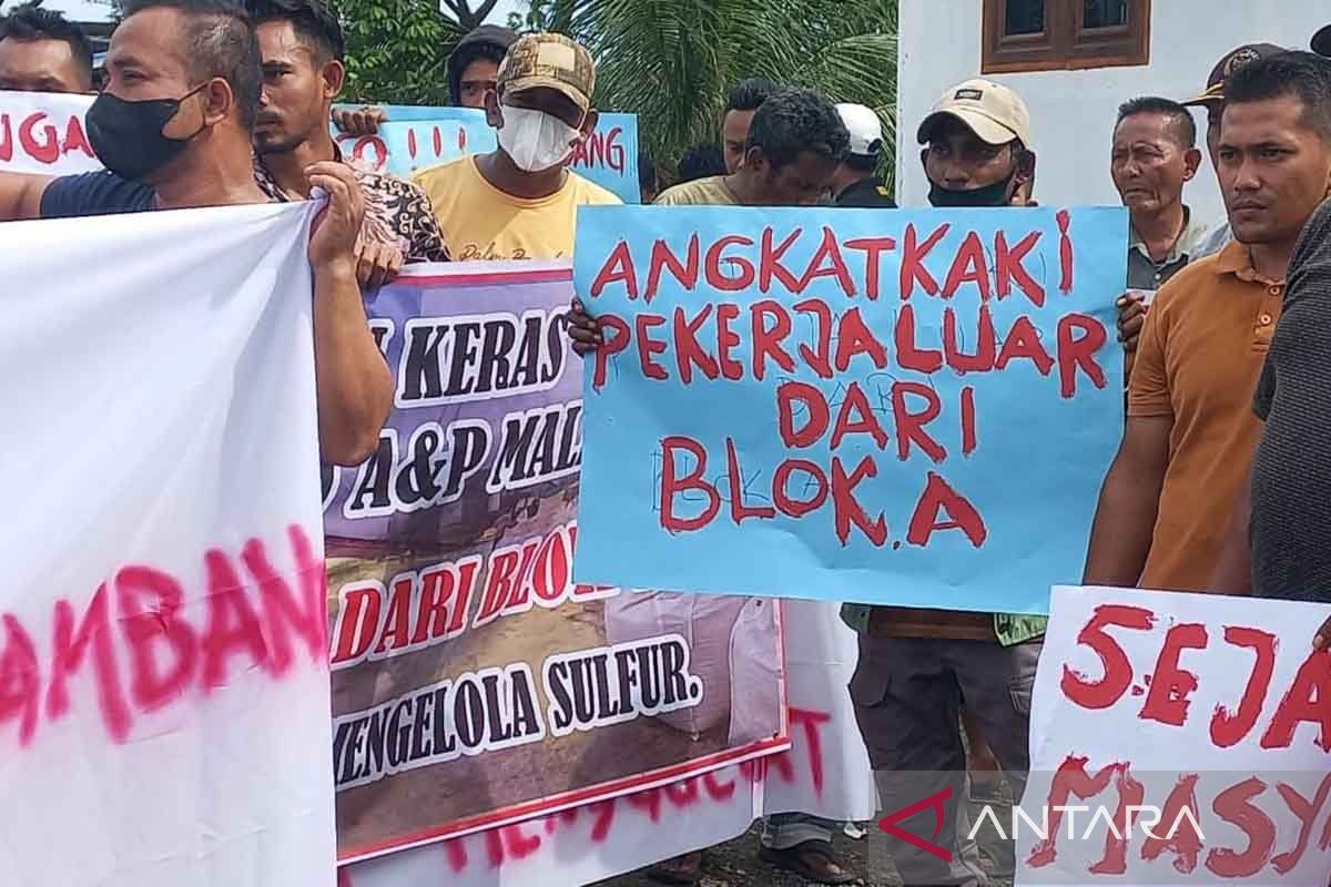 Puluhan warga demo perusahaan migas