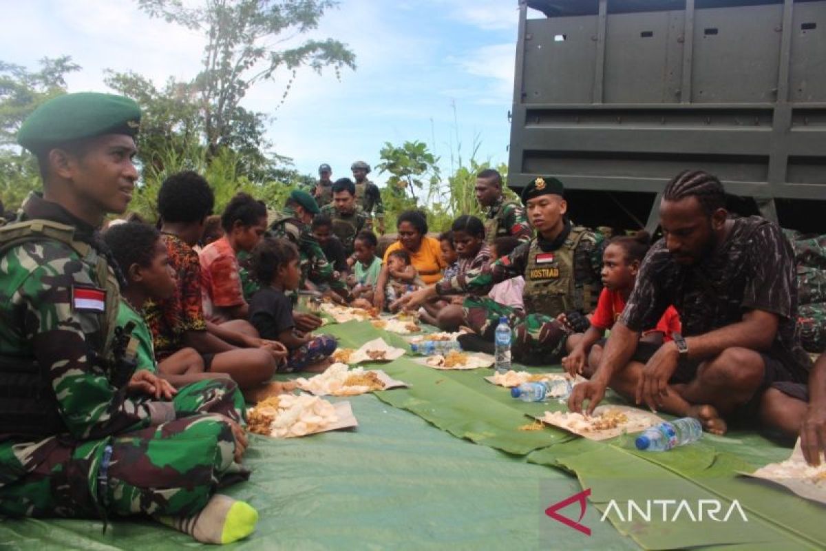 Satgas TNI di Papua bangun kedekatan dengan makan bersama warga Nduga